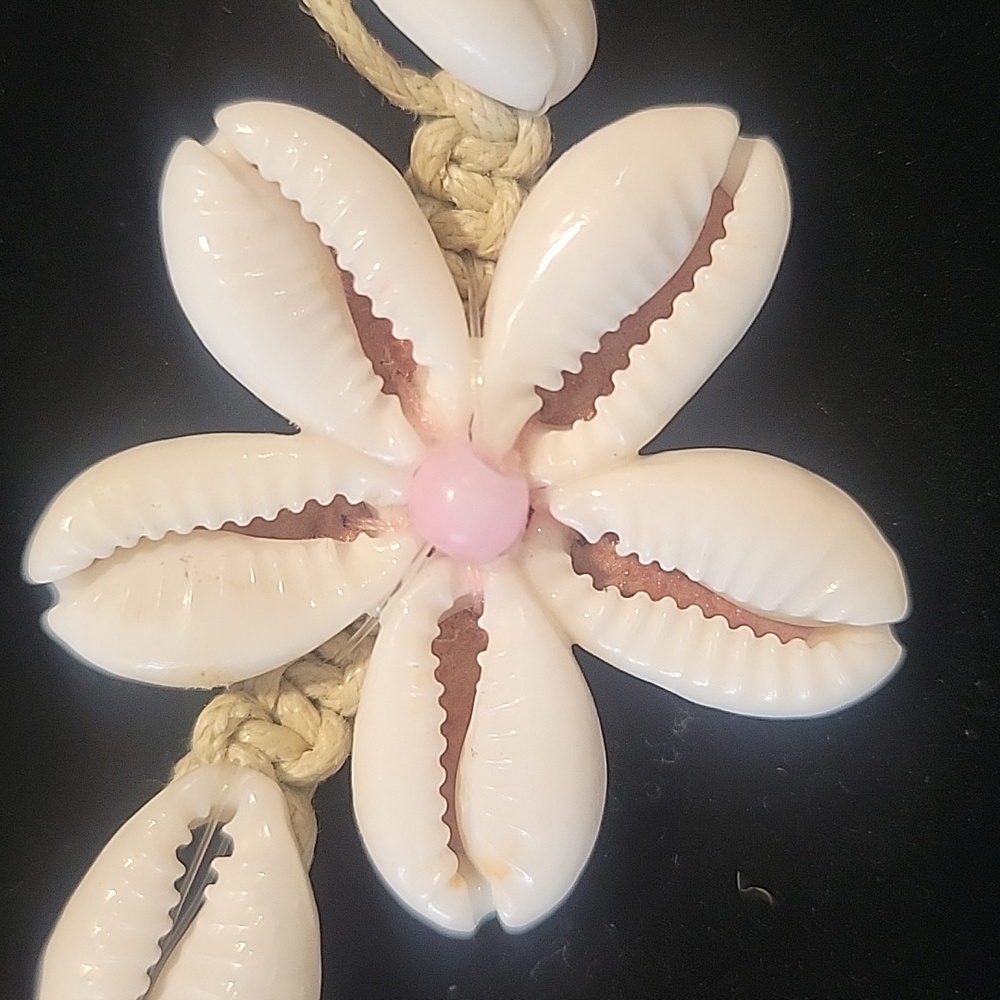 Cowrie Shell Macrame Necklace with pink beads - Picture 2 of 7